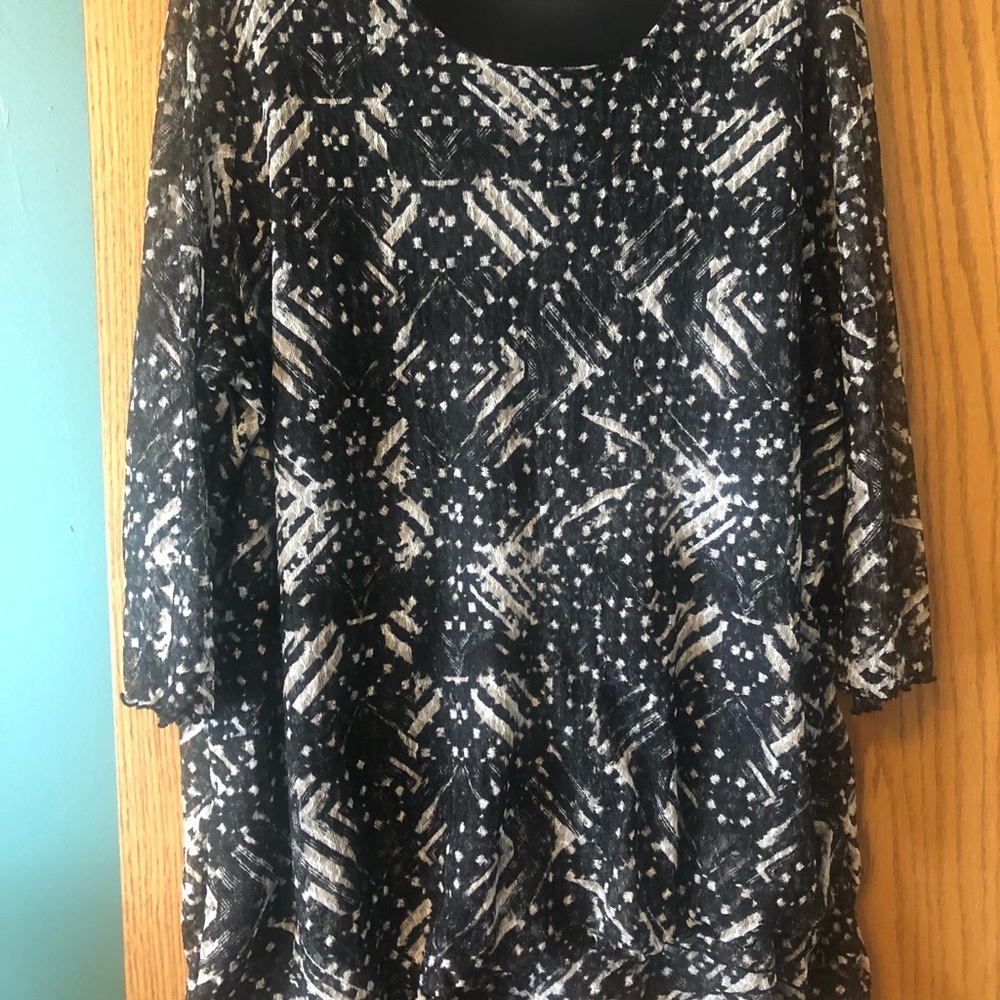 Black/white top. CJ BANKS 2X